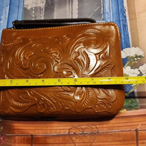 Patricia Nash Tooled Leather Flowers 🌺Wristlet NWT 8.5W × 6.5 D. - Picture 6 of 7